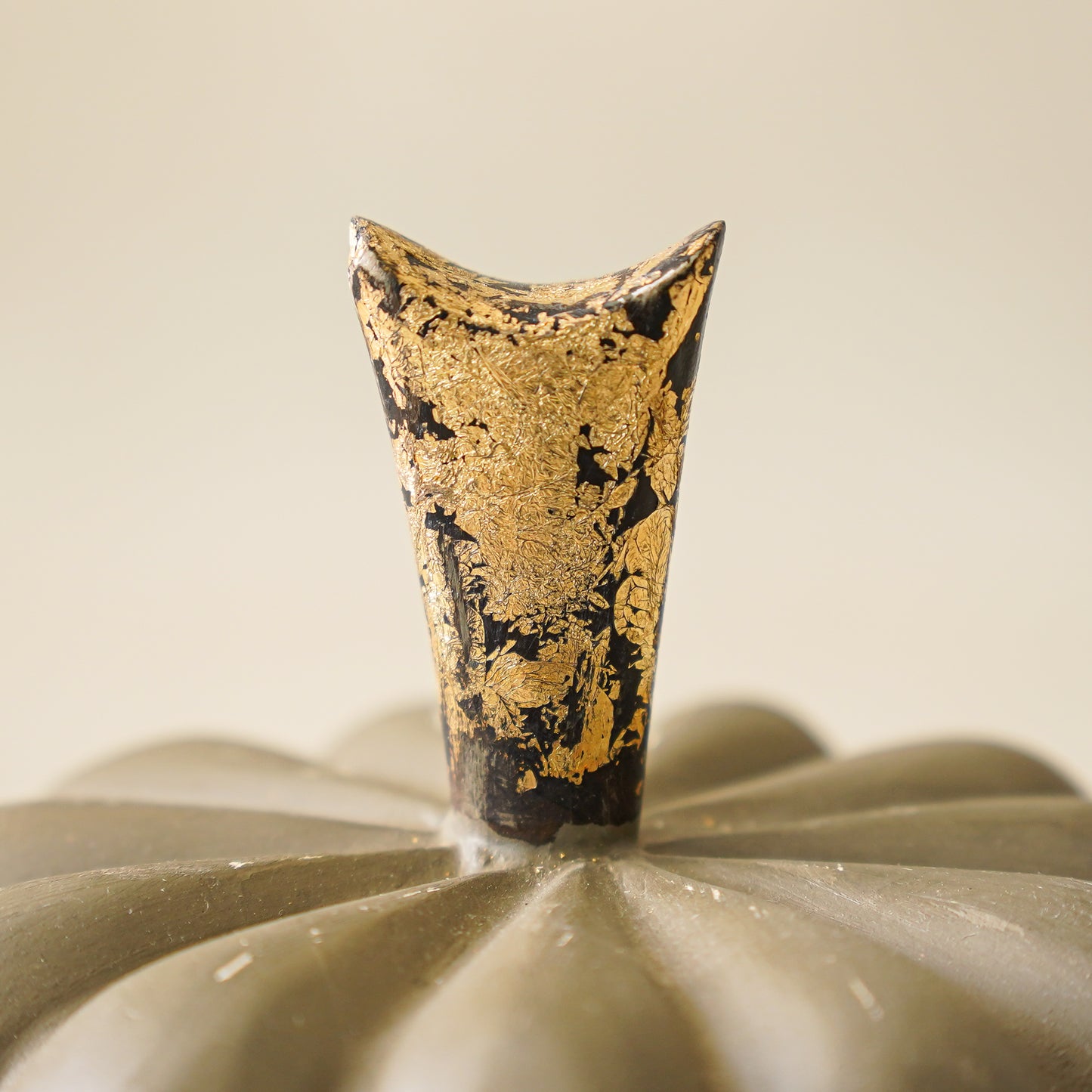 Gray Mango Wood Pumpkin | Medium