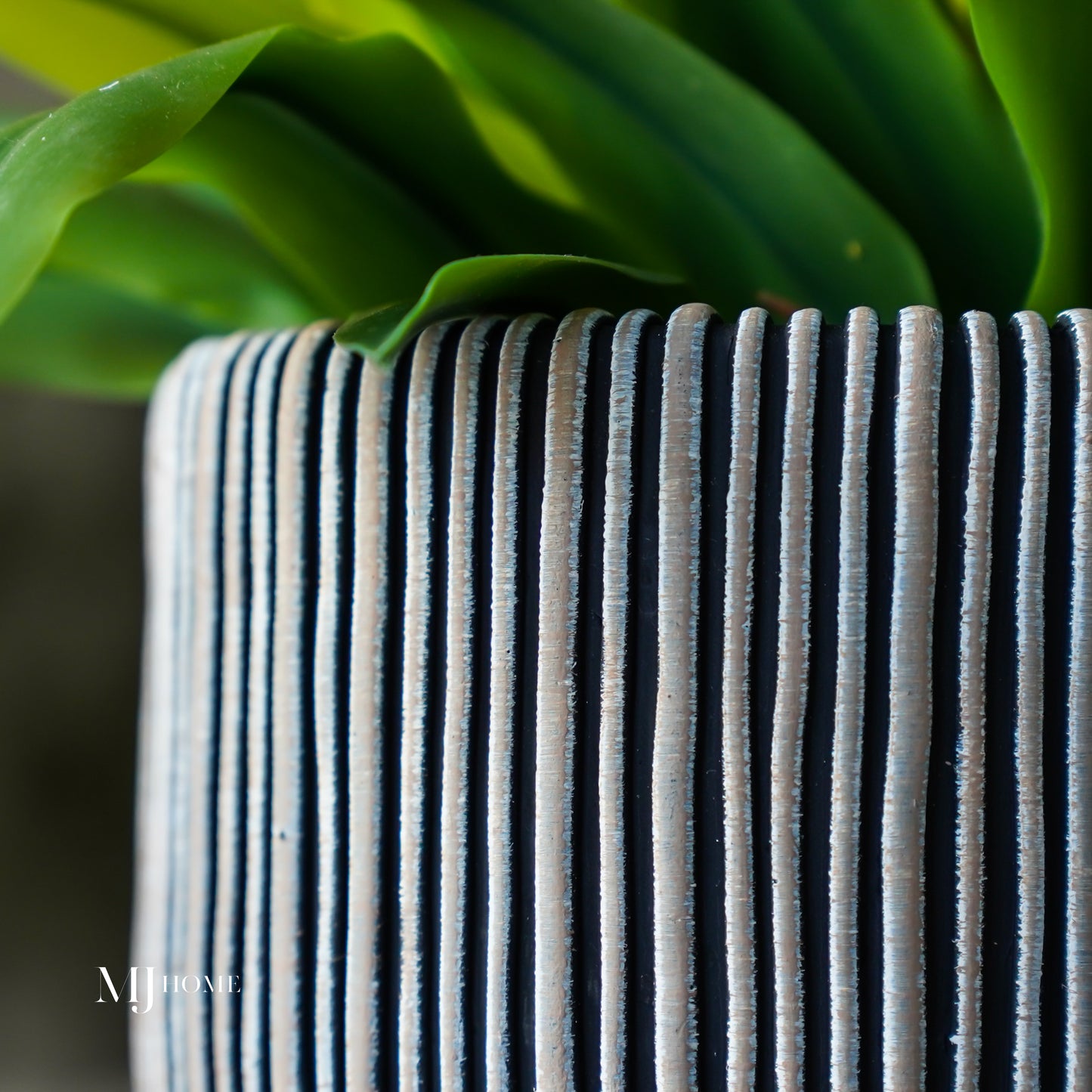 Black & Beige Ribbed Planter