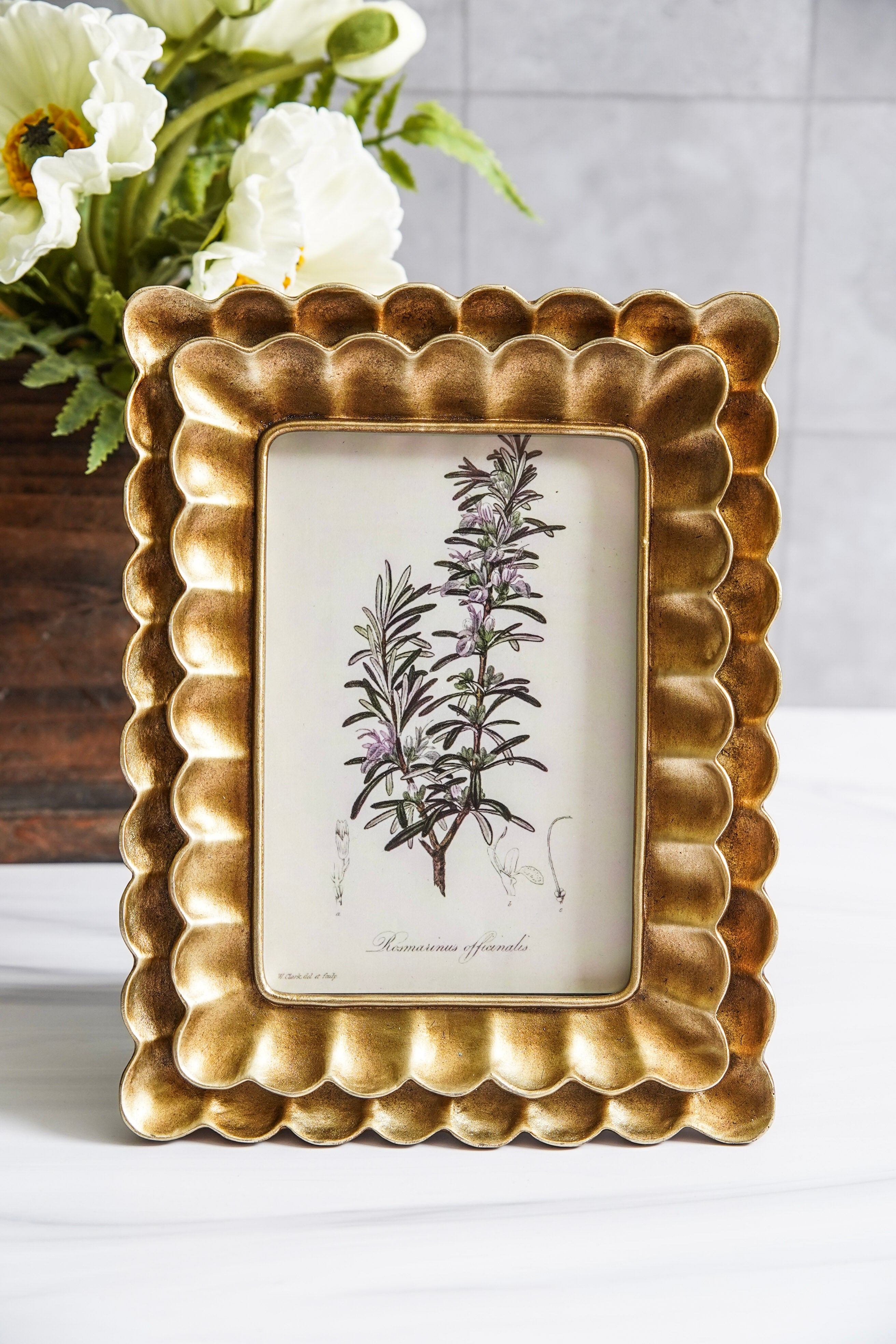 Poppy Scalloped Frame